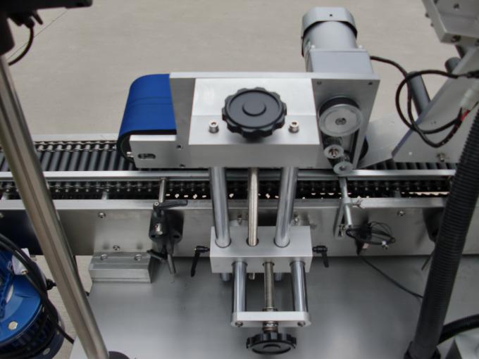 آلة لصق ملصقات العلب المستديرة الصغيرة عالية السرعة ، آلة ملصق تسمية الزجاجة السوداء لمستحضرات التجميل