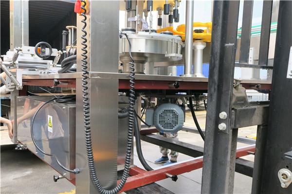 آلة وسم الملصقات الدوارة للزجاجة المستديرة سمك المعدات ≥ 30mm