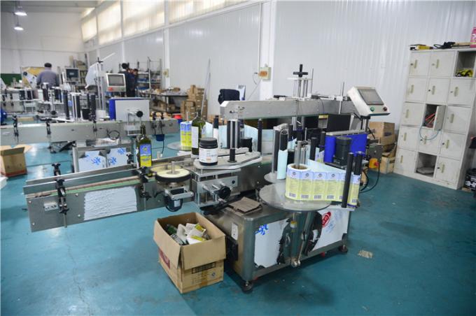 يمكن لآلة وضع العلامات على علب الأيروسول الأوتوماتيكية للأغذية البلاستيكية أن تدور حول أداة وضع العلامات على الزجاجات للحصول على أفضل بيع