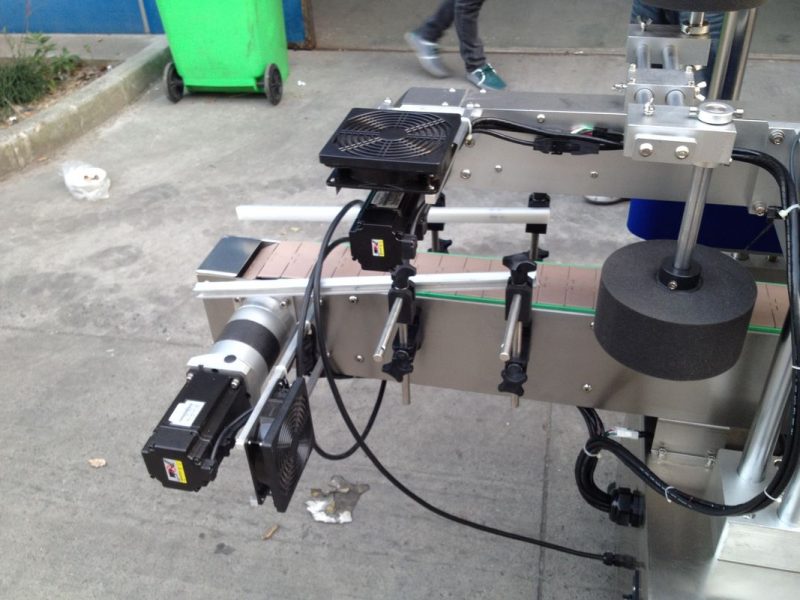 الصين الباردة / الرطب تذوب الغراء آلة قضيب التسمية للزجاجة المستديرة 50HZ 380V مورد امدادات الطاقة