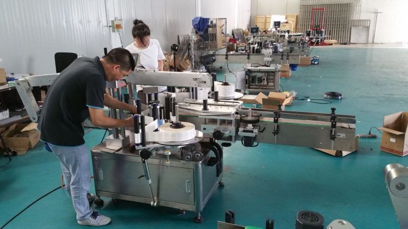 الصين آلة وسم زجاجة المياه المخصصة ، آلة تسمية مقاعد البدلاء الأوتوماتيكية لمورد الجانبين