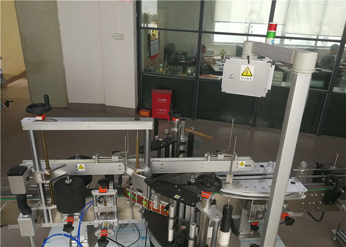 آلة لصق الملصقات الأوتوماتيكية ذات الجانب المزدوج ، آلة وسم الزجاجات البلاستيكية لمورد صناعة مستحضرات التجميل